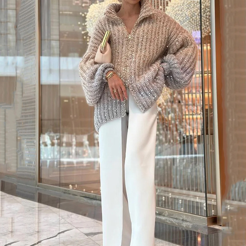 ELENA | MAGLIONE IN MAGLIA LEGGERA CON SCOLLO A V E DETTAGLI DI PAILLETTES