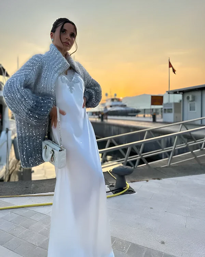 ELENA | MAGLIONE IN MAGLIA LEGGERA CON SCOLLO A V E DETTAGLI DI PAILLETTES